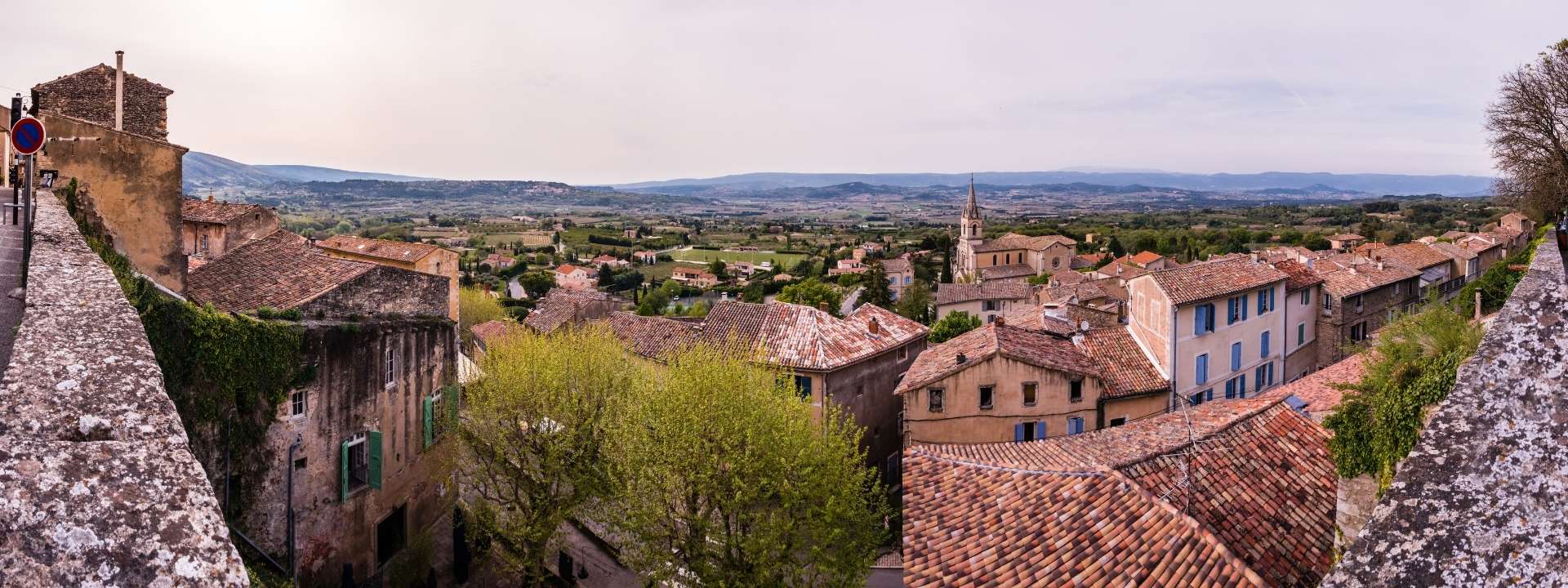 Vue panoramique sur les toits du village de Bonnieux dans le Vaucluse - ABC Gold, expert en rachat d'or et métaux précieux dans le vaucluse