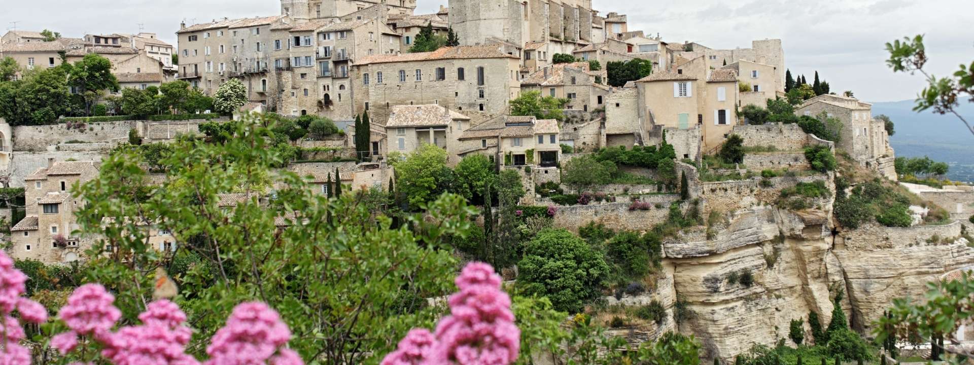 Village perché de Gordes dans le Luberon - ABC Gold, votre expert en rachat d'or dans le Vaucluse