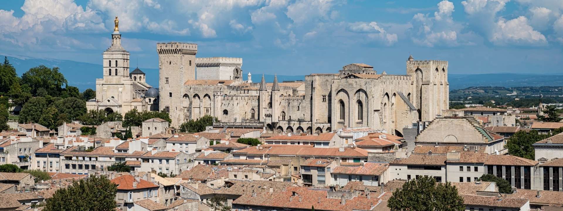 Expertise de métaux précieux à Avignon : le Palais des Papes vu par le comptoir ABC GOLD