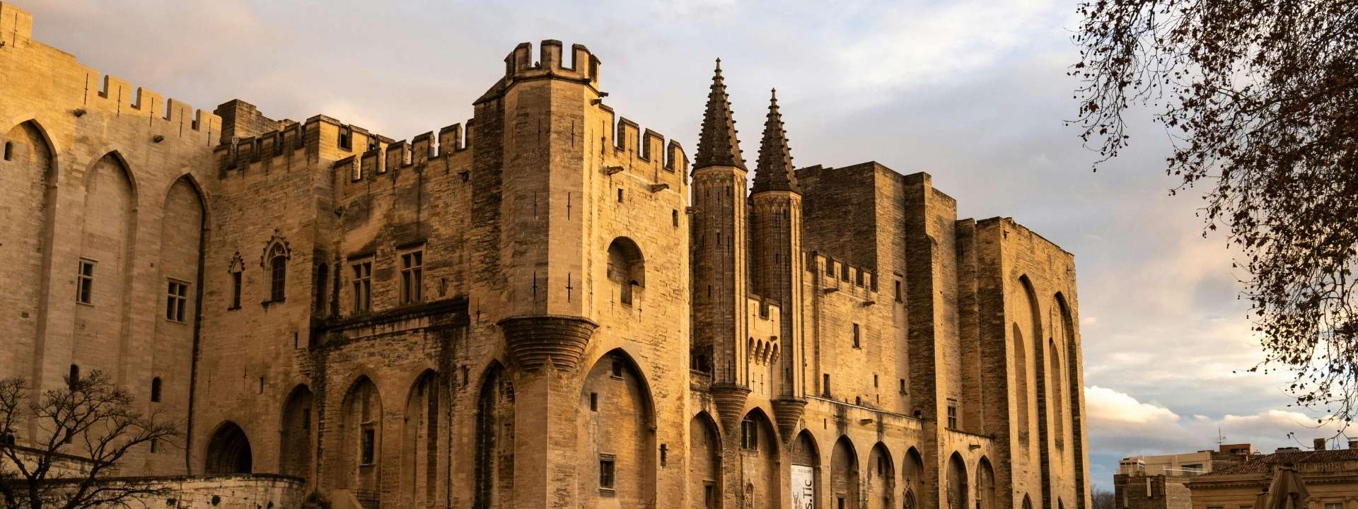 Le Palais des Papes à Avignon, ville historique où ABC GOLD exerce son expertise en métaux précieux